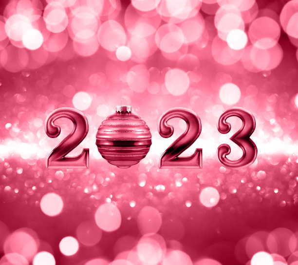 2023年新年快乐。圣诞节或新年的组成数字和圣诞球的洋红色背景的2023年。图片下载