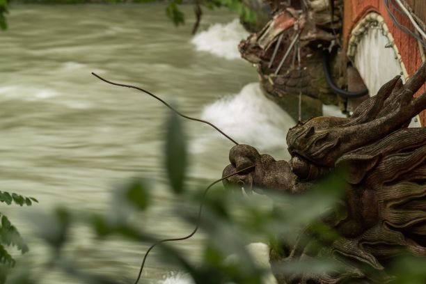 中国四川成都都江堰风景区的低角度景观图片下载