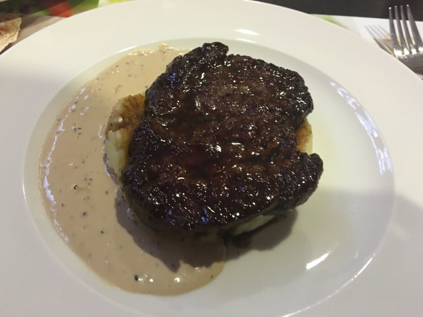 搭配土豆泥和热奶酪的牛里脊图片下载