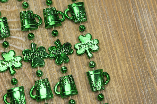 为圣帕特里克节准备的绿色三叶草项链图片下载