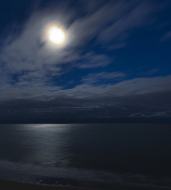 月亮穿过默特尔比奇的云层图片下载