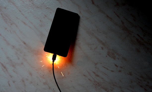 手机电池故障。智能手机可以迅速起火，点燃房屋、公寓或汽车。设备用户有烧伤风险。火焰包围了整个平板电脑图片下载