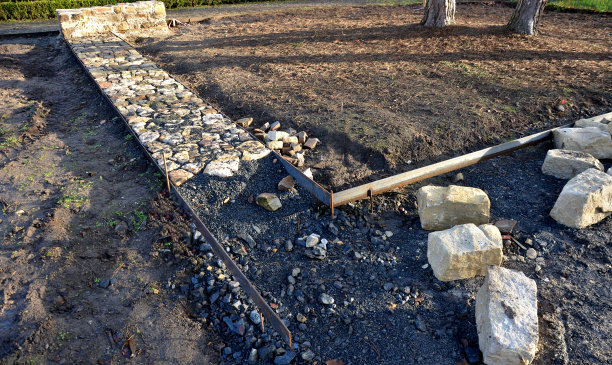 石头路面刚刚铺干，在两个钢板路沿之间的砾石回填中。砂岩和烧过的砖块有一种乡村的感觉。公园小径狭窄，在草本花园、土壤、栽培图片下载