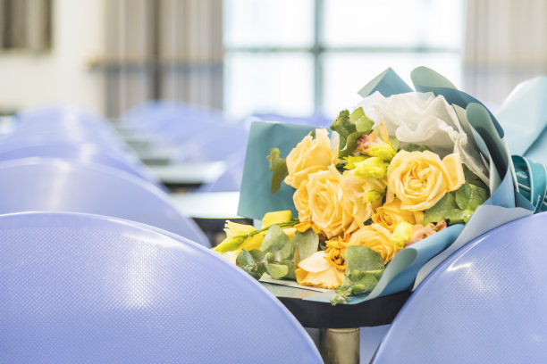 教室的桌子上有一束花图片下载