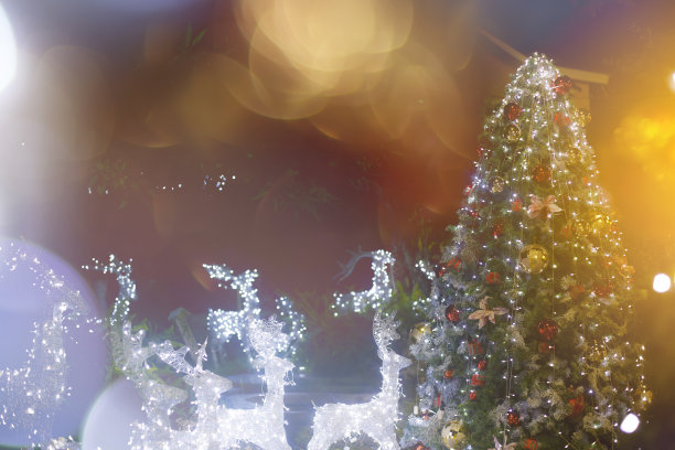 圣诞树装饰，驯鹿，圣诞节用闪烁的彩灯。图片下载