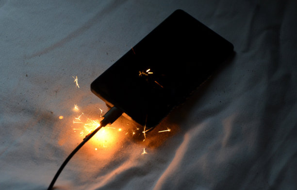 手机电池故障。智能手机可以迅速起火，点燃房屋、公寓或汽车。设备用户有烧伤风险。火焰包围了整个平板电脑图片下载