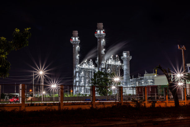 泰国夜间的发电厂。图片下载