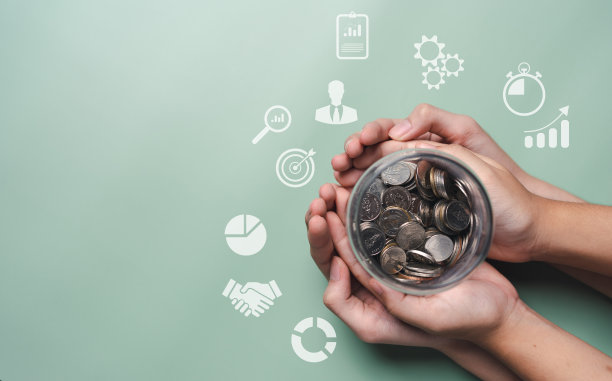 大人和孩子手里拿着存钱罐，捐赠，储蓄，慈善筹款，家庭财务计划，通货膨胀，退休金，投资，退休概念图片下载