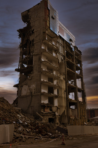 老建筑被拆除，为新建筑腾出空间。建筑及拆卸工地。图片下载