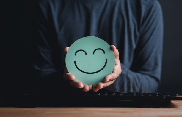 手握快乐笑脸剪纸，良好的反馈评级和积极的客户评价，体验，满意度调查，心理健康积极的生活理念。图片下载