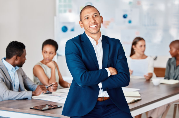 领导力，成功和团队合作，一个商人在办公室会议室开会，带着微笑。多元化，协作和合作，自豪的团队领导，支持员工和合作伙伴图片下载