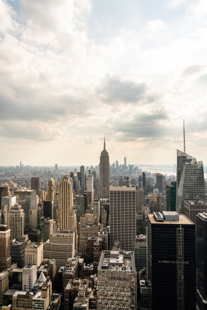 大都市的中心有高耸的摩天大楼，甚至还有成排的街区图片下载