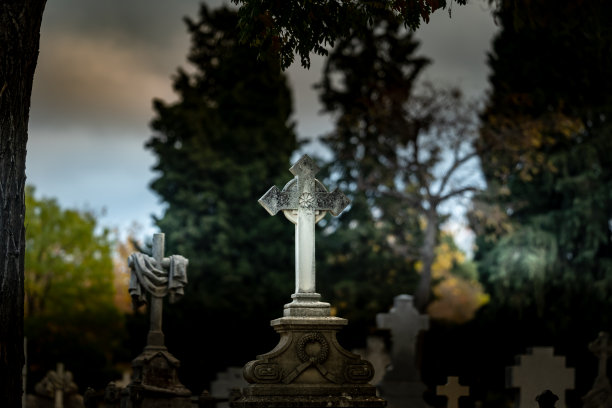 坟墓在秋天交叉。图片下载