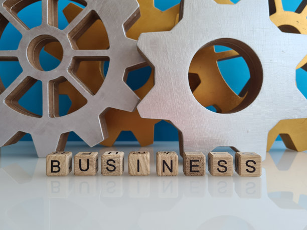 一组齿轮从一个谜题被组装成一个单一的齿轮和业务文本图片下载