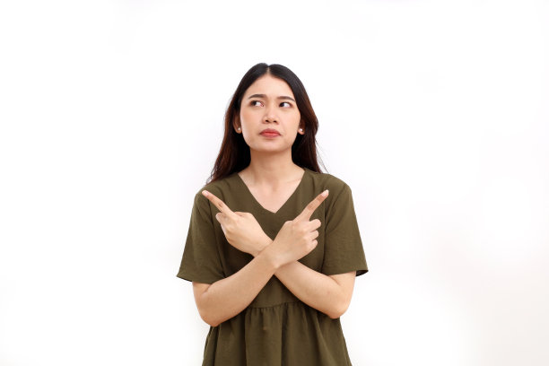 困惑的年轻亚洲女性站在两个选择之间。孤立的白色背景与复制空间图片下载