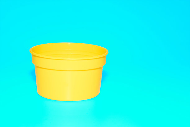 黄色塑料瓶的容量隔离在蓝色的天蓝之上图片下载