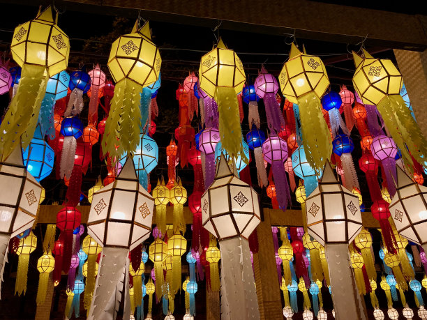 泰国清迈的泼水节彩灯图片下载