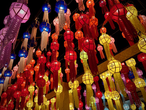 泰国清迈的泼水节彩灯图片下载