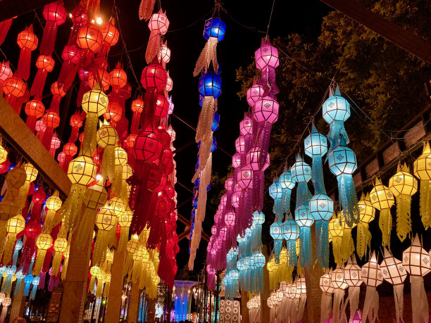 泰国清迈的泼水节彩灯图片下载