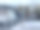 窗上有冰晶，形成雪花的图案和尖刺图片下载