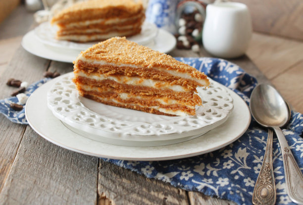 分层蜂蜜蛋糕片选择性聚焦库存照片图片下载