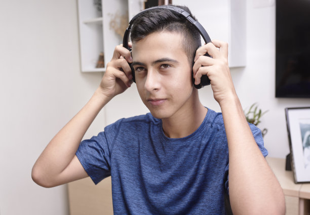 少年戴上耳机准备玩电子游戏图片下载