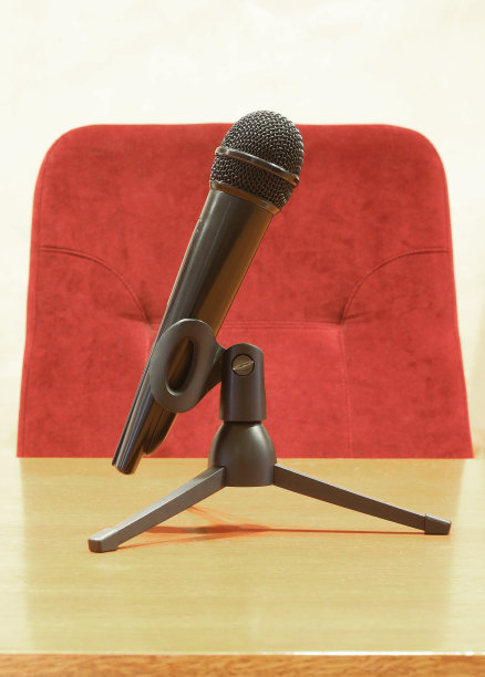黑色无线麦克风对讲堂空座位的概念照片。讲者讲者表演现场图片下载