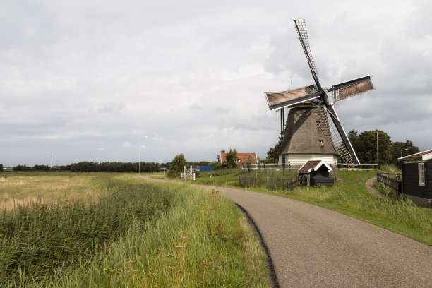 荷兰阿克斯鲁特村的茅草玉米磨坊。图片下载