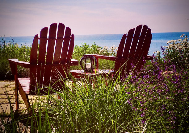 两张阿迪朗达克红椅子在清晨图片下载