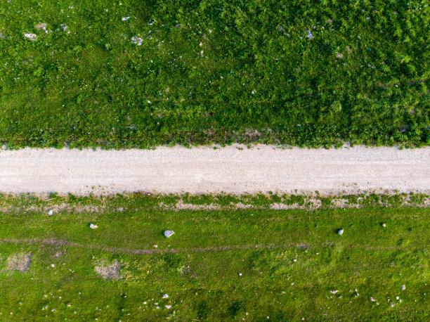 绿色田野之间的砾石路图片下载