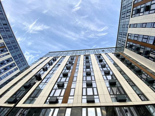 近景现代住宅建筑立面设计，衬着清澈的蓝天图片下载