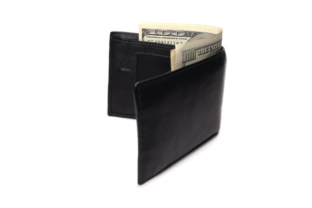 皮制钱包上用钱美圆隔离在白色上，有购物、储蓄、投资、捐赠的概念图片下载