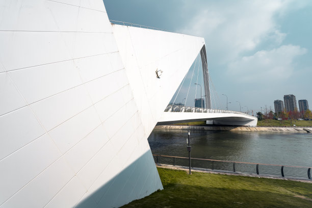 在一个阳光明媚的日子里，拍摄四川成都交子公园的桥图片下载