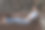 沉思的年轻人正在用电脑，躺在沙发上。图片下载