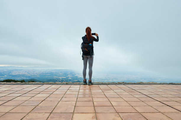 徒步旅行者正在拍摄令人惊叹的风景图片下载