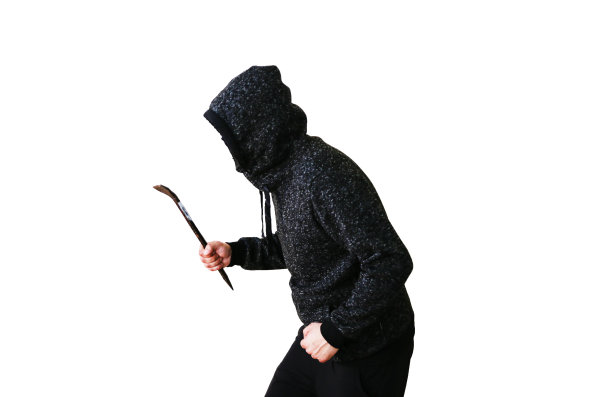 白色背景下拿着撬棍的罪犯。穿深色卫衣的强盗。图片下载