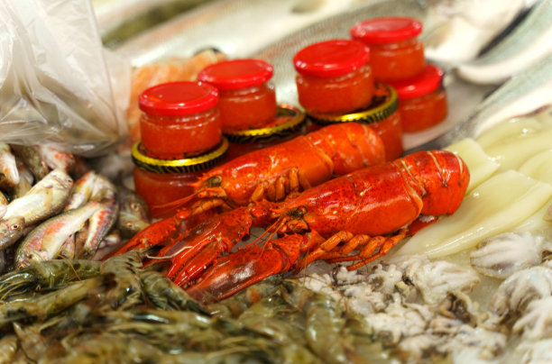 鱼市上的货摊。图片下载