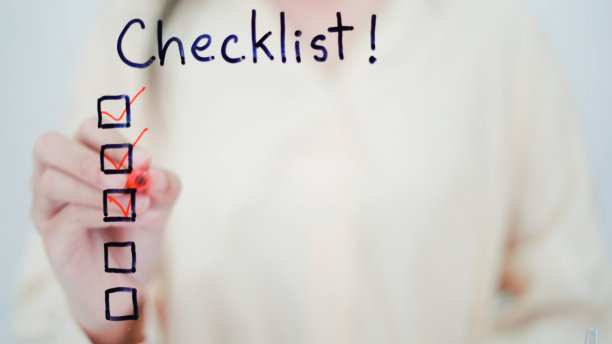 商务女士在办公室玻璃板上写计划清单图片下载