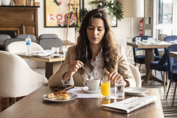 一位女商人在咖啡店吃早餐图片下载