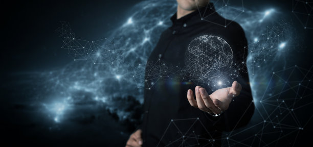 一名男子展示全球网络。图片下载