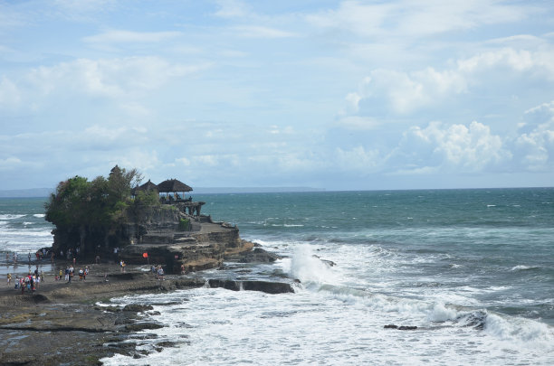 波涛汹涌的大海和岩石海岸的风景，在它的顶部有一个小咖啡馆，游客图片下载