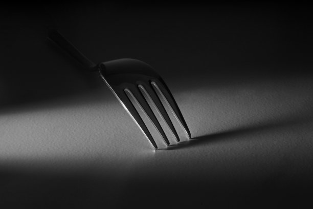 黑色和白色背景上有阴影的金属叉子图片下载