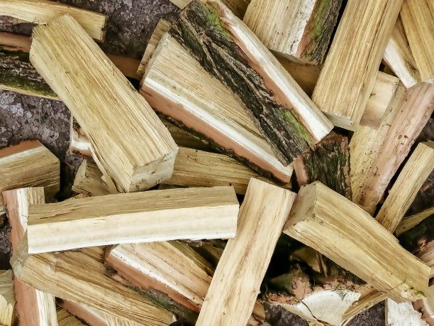 切碎的柴火。给房子取暖用的木柴。冬天的燃料。金合欢木是冬天用来给房子供暖的材料。图片下载