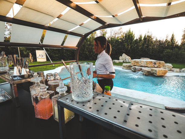 酒吧提供饮料和玻璃杯在户外泳池派对图片下载