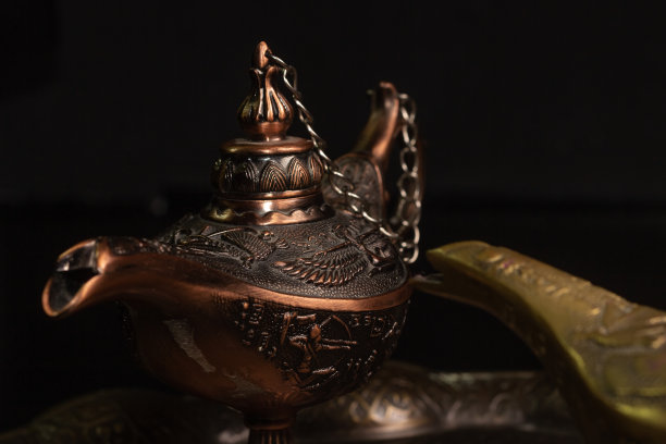 阿拉丁的神灯被孤立在黑色的背景上图片下载