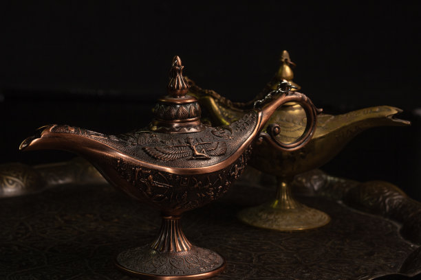 阿拉丁的神灯被孤立在黑色的背景上图片下载