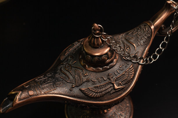 阿拉丁的神灯被孤立在黑色的背景上图片下载