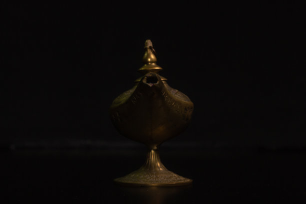 阿拉丁的神灯被孤立在黑色的背景上图片下载