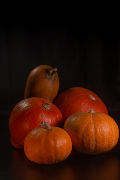 橘黄色的南瓜在黑色的背景上万圣节的概念和秋天收获的南瓜特写复制空间从上面图片下载