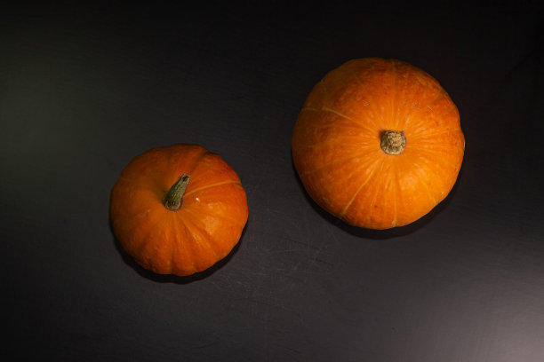 橘黄色的南瓜在黑色的背景上万圣节的概念和秋天收获的南瓜特写复制空间从上面图片下载